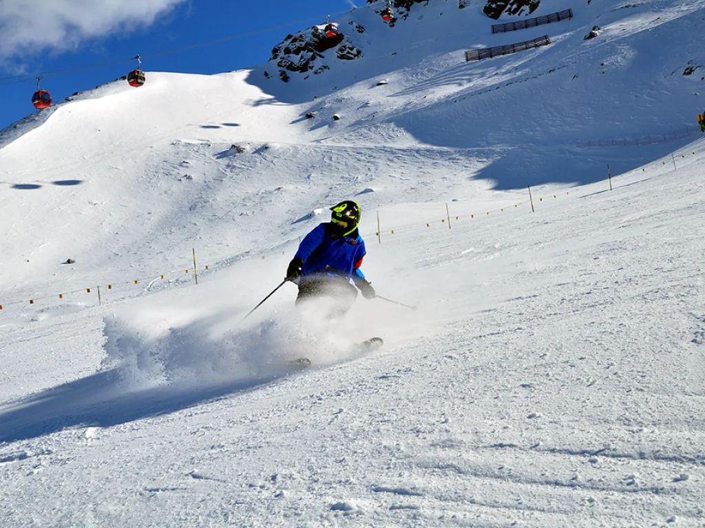 Skifahrer legt sich in einen Schwung.